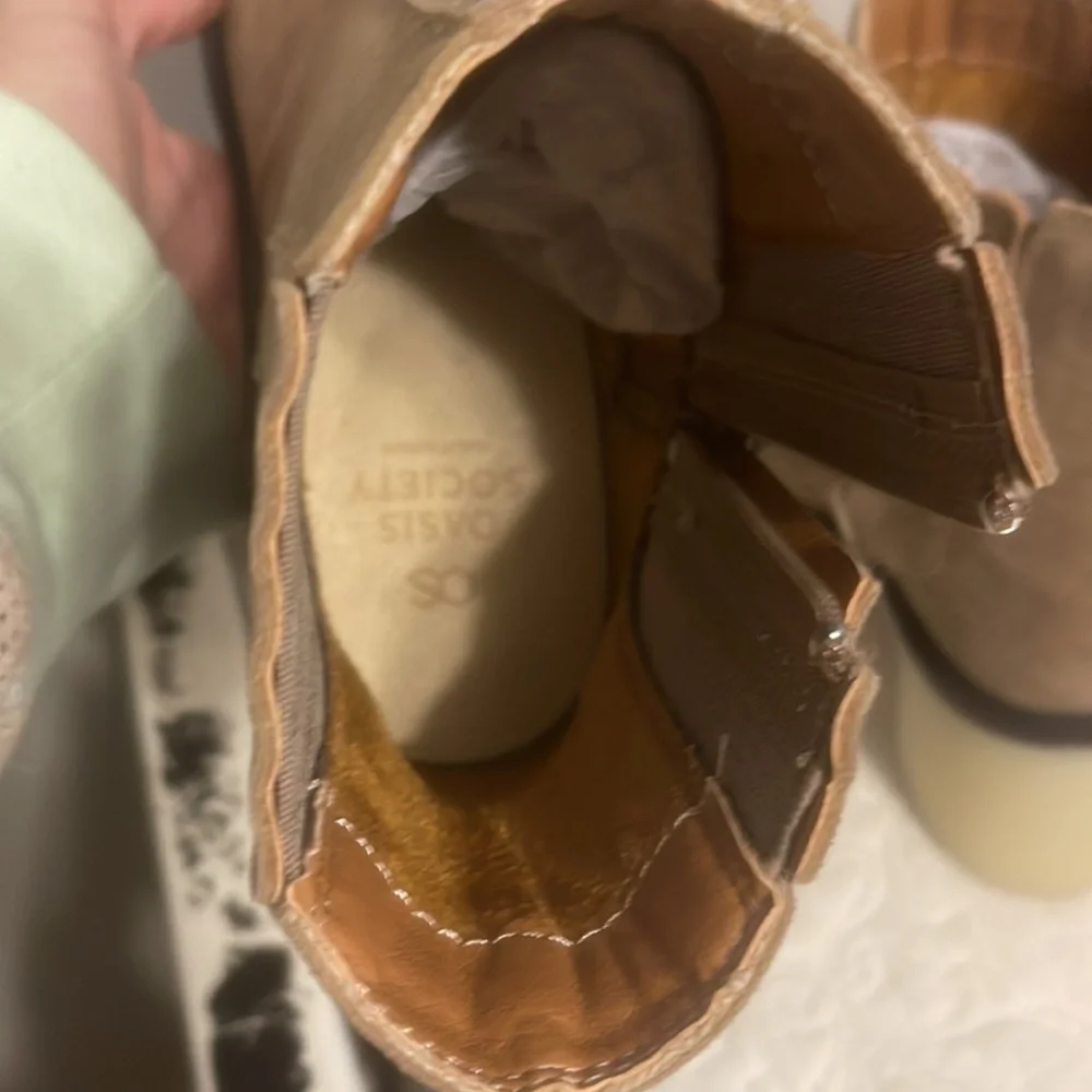 Woman’s tan suede booties w bubblegum soul. Oasis society - Picture 5 of 5